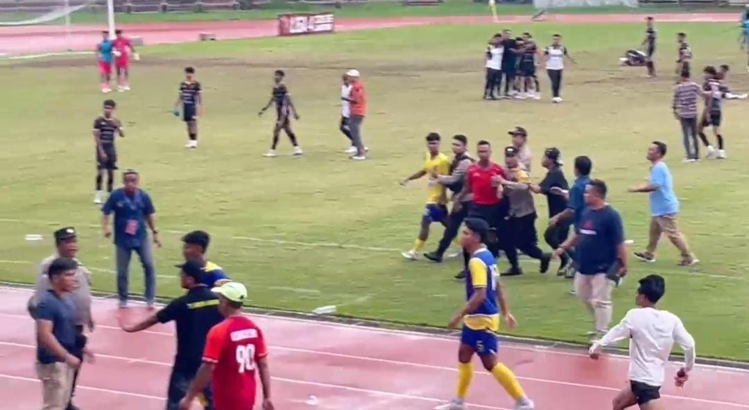 Hujan Tiga Kartu Merah Warnai Final Liga 4 Lampung di Stadion Pahoman