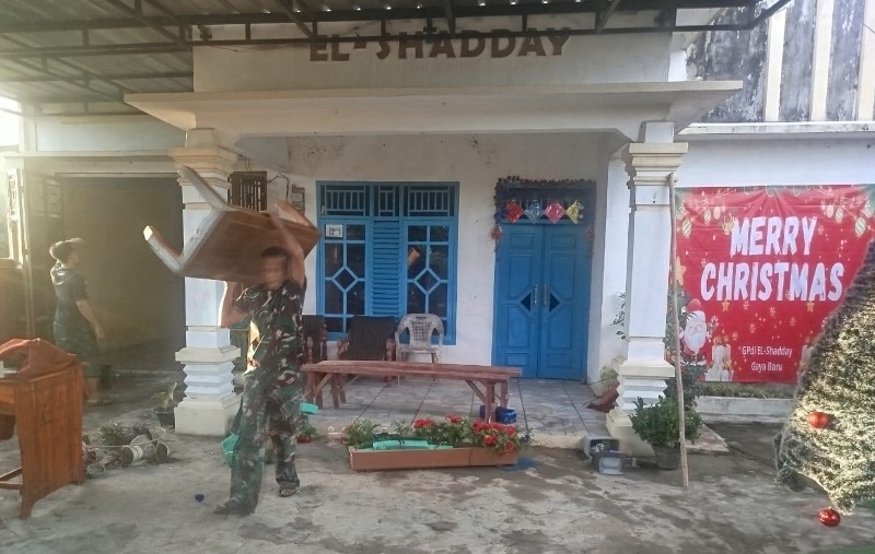 Anggota Koramil dan Polsek Seputih Banyak Berjibaku Padamkan Api di Gereja GPDI EL Shaday