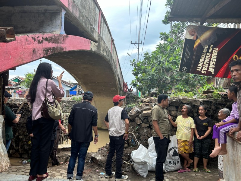 Peduli Korban Banjir, AMSI Lampung Bagikan Ratusan Paket Sembako