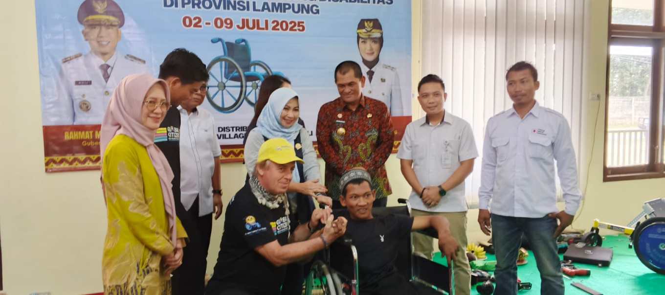 Mayang Jadi Saksi Penyerahan Ratusan Kursi Roda Untuk Penyandang Celebral Palsy
