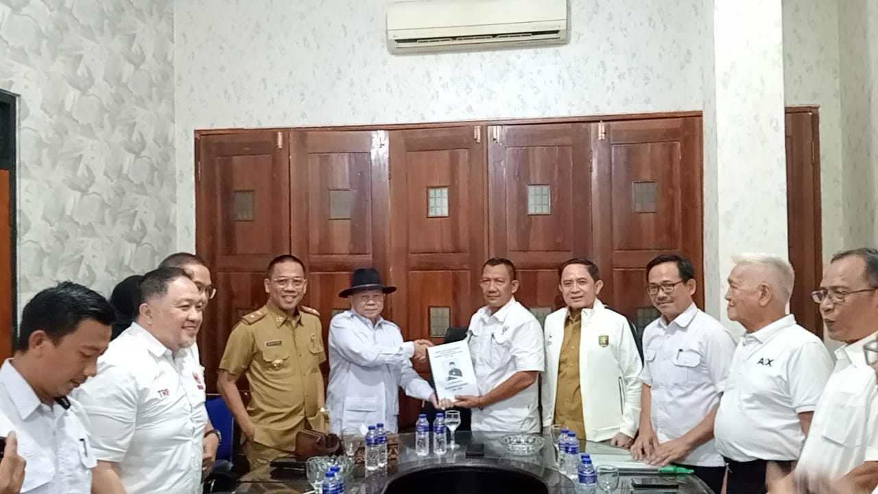 Faishol Djausal Serahkan Berkas Pencalonan Ketua KONI Lampung Periode 2025–2029