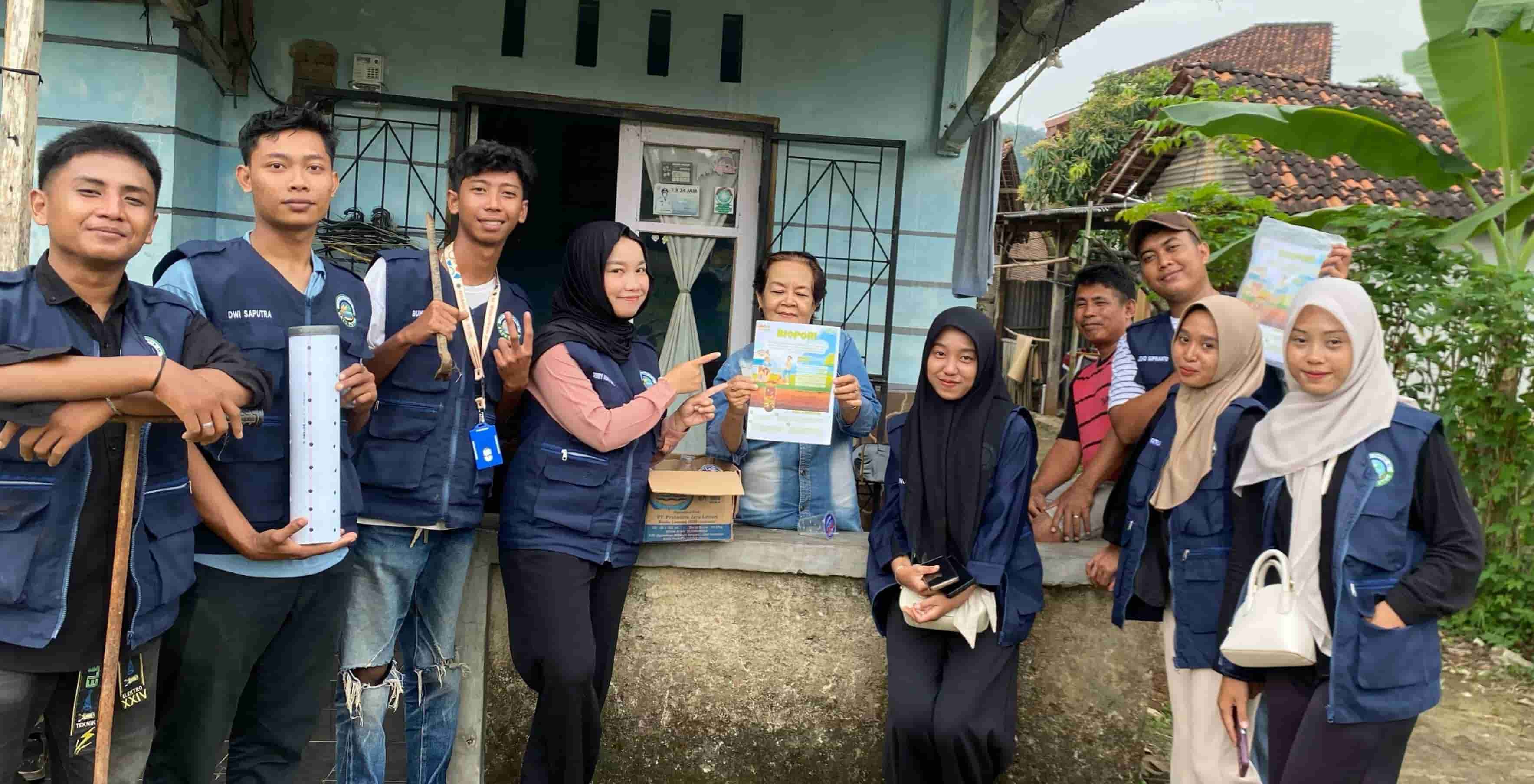 Kreatif! Mahasiswa KKN UIN Raden Intan Ubah Genangan Jadi Resapan Lewat Biopori
