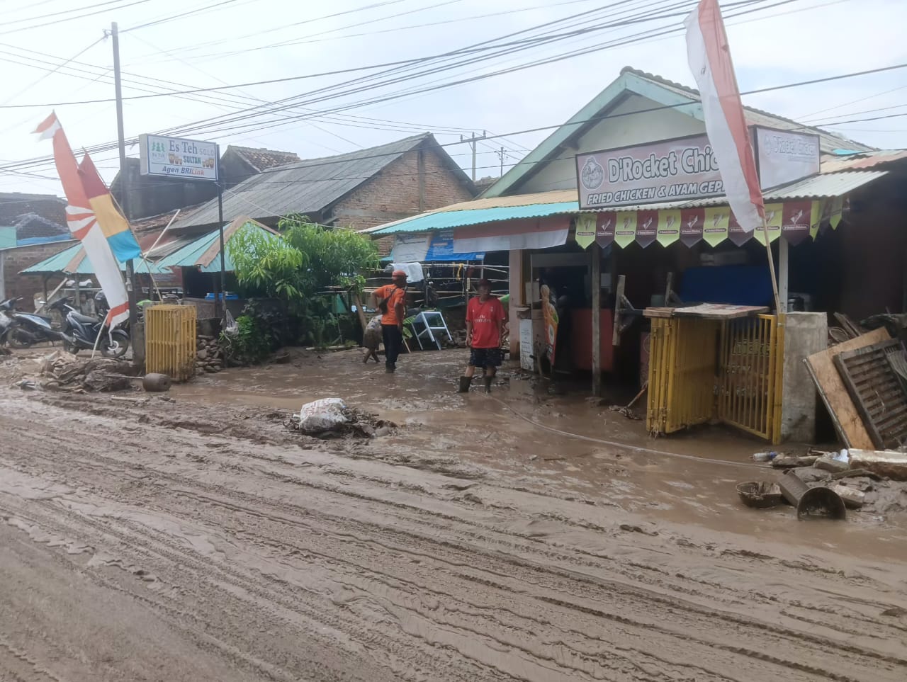 Tanah Longsor Terjang Jalan RE Martadinata Bandar Lampung