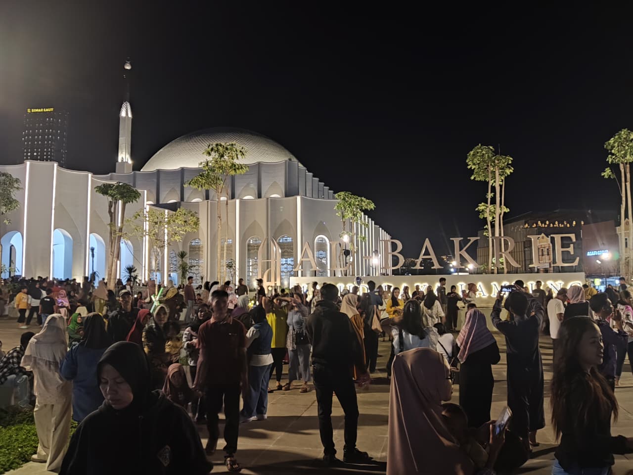 Masyarakat Antusias Ramai Kunjungi Masjid Raya Al-Bakrie