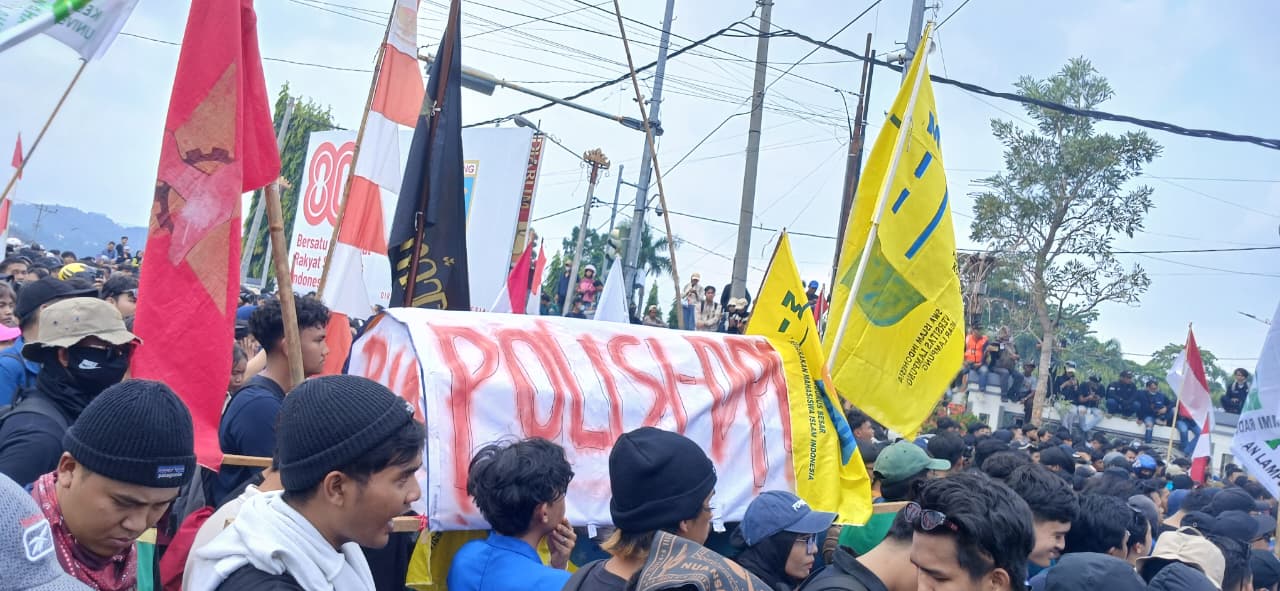 PMII Lampung Kirim Keranda, Tanda Wafatnya Empati dan Simpati Wakil Rakyat