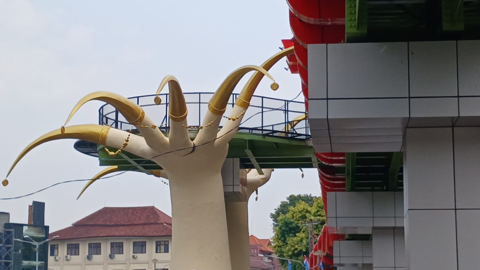 Patung Tangan Ikon JPO Bandar Lampung Retak, Warga Khawatir Keselamatan