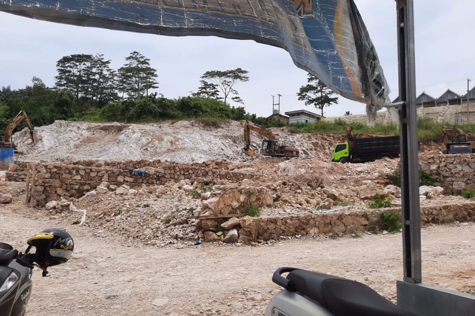 Pengembang Perumahan Gerus Batu di Kedamaian