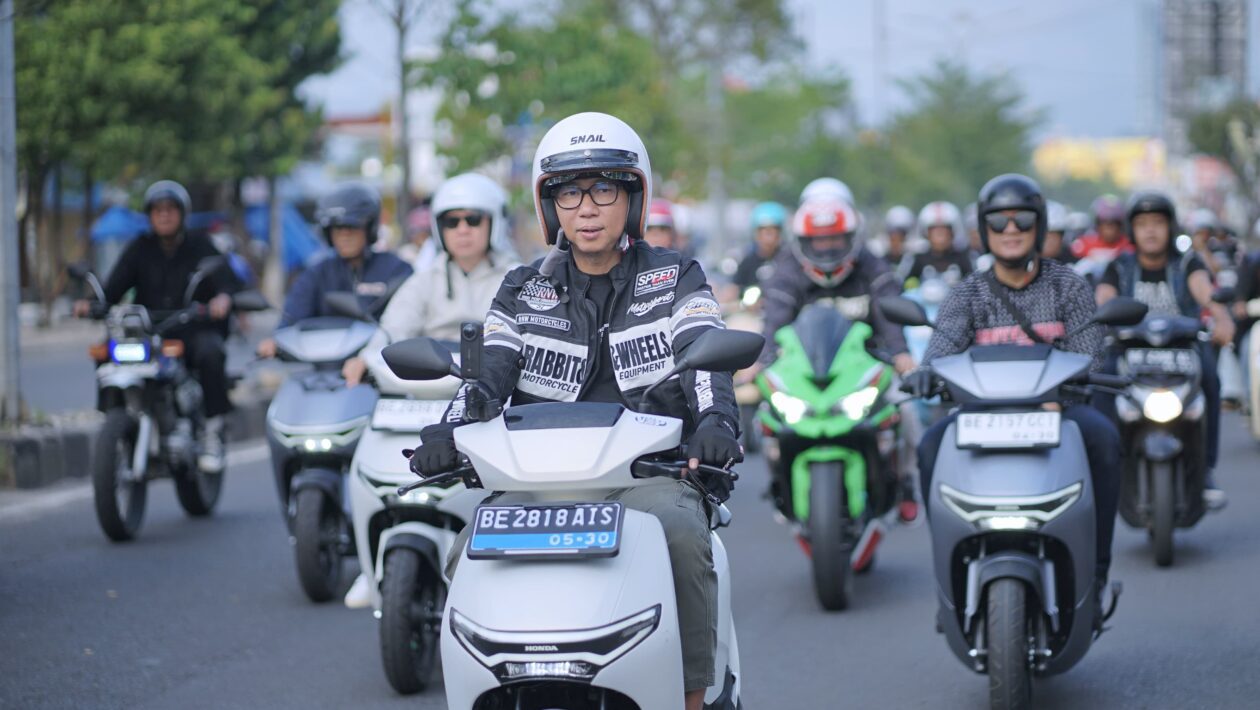 Persaudaraan di Atas Roda, Wisata yang Menyapa