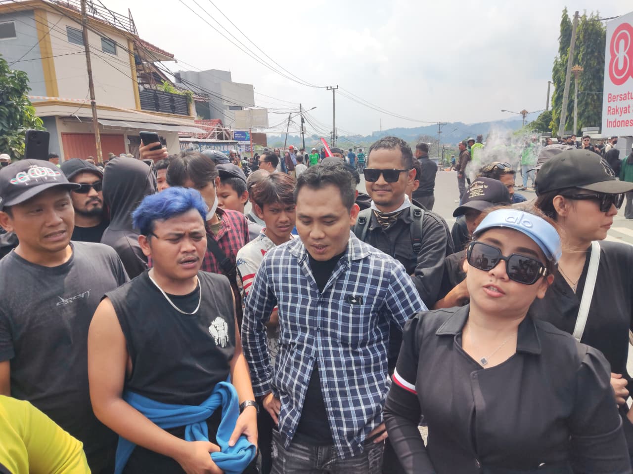 Dari Mahasiswa hingga Selebgram, Ribuan Massa Padati DPRD Lampung