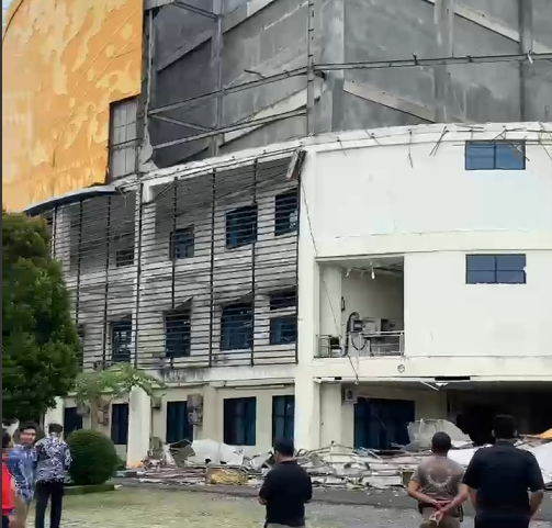 Tembok Kantor DPRD Pesawaran Ambruk di Siang Bolong
