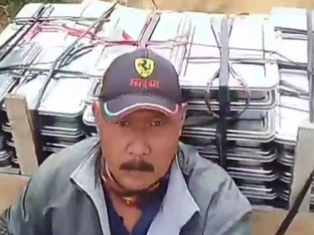 Lewati Jalan Berlumpur, Pak Susanto Antar Makan Bergizi Gratis ke Sekolah Pelosok