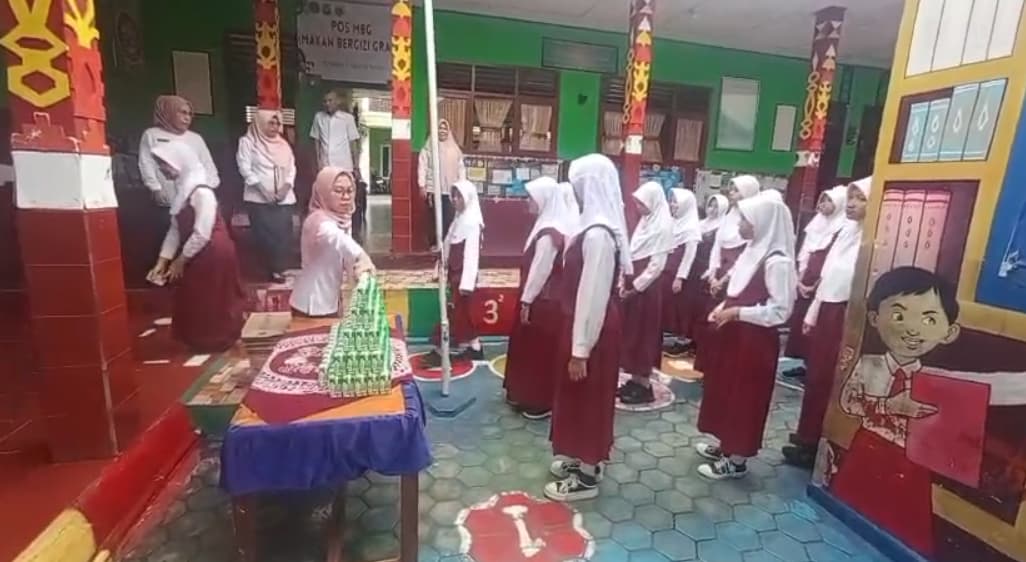 Milo Bagikan Susu Kotak di SDN 3 Kemiling Permai