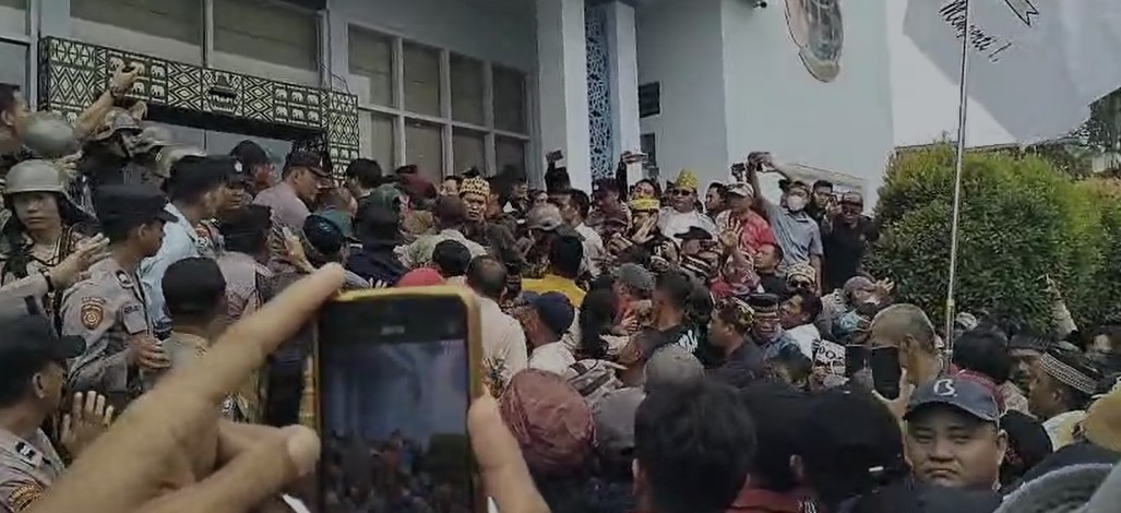 Ratusan Warga Taman Sari Kepung BPN Pesawaran