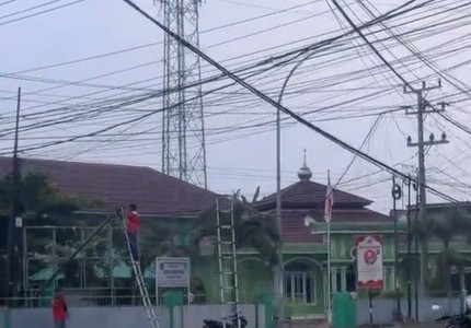 Kabel Menjuntai di Jalan Lettu Rochani Kalianda, Satu Mobil Tersangkut