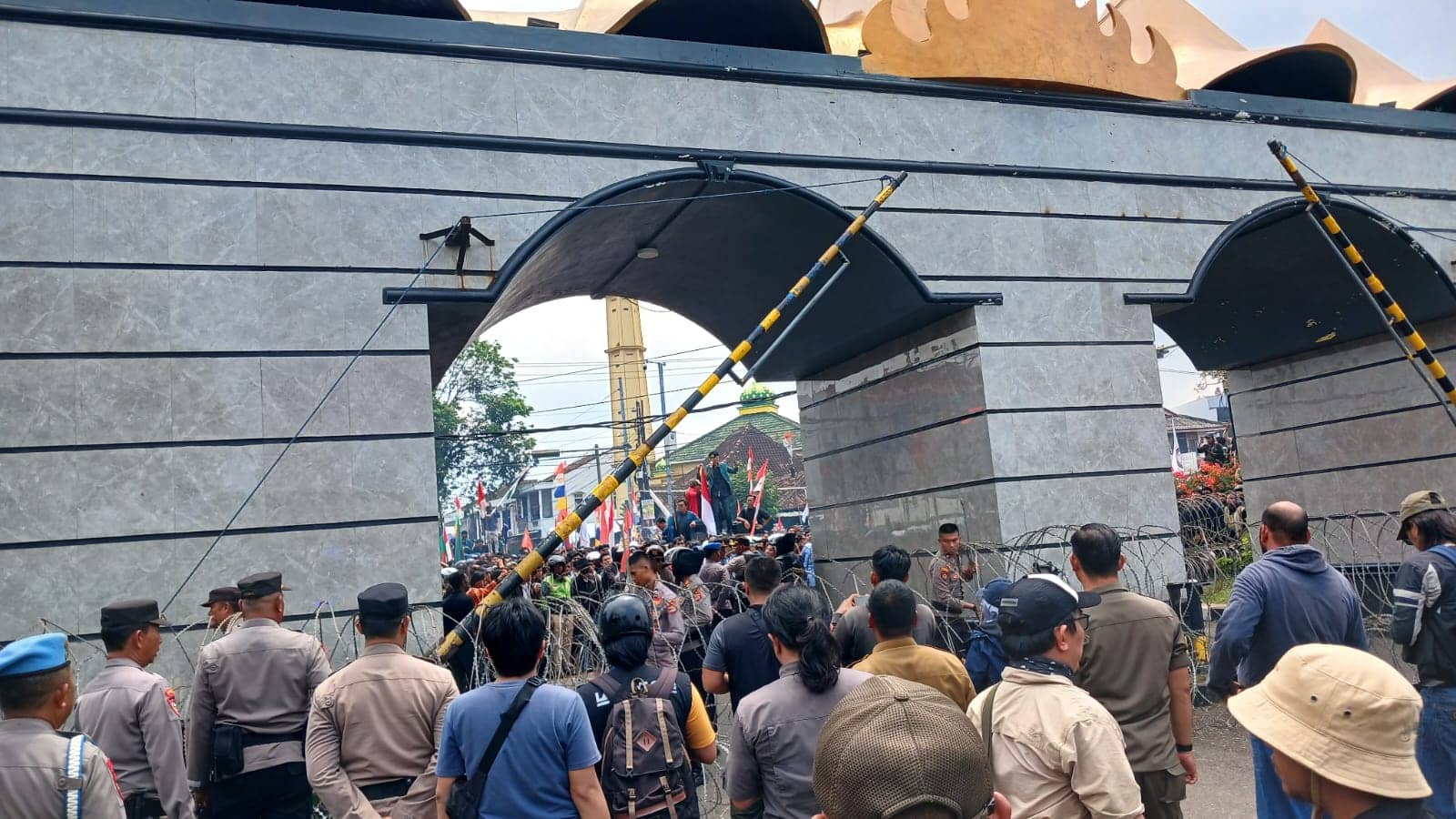Massa Aksi Mulai Paksa Masuk ke Halaman DPRD Lampung