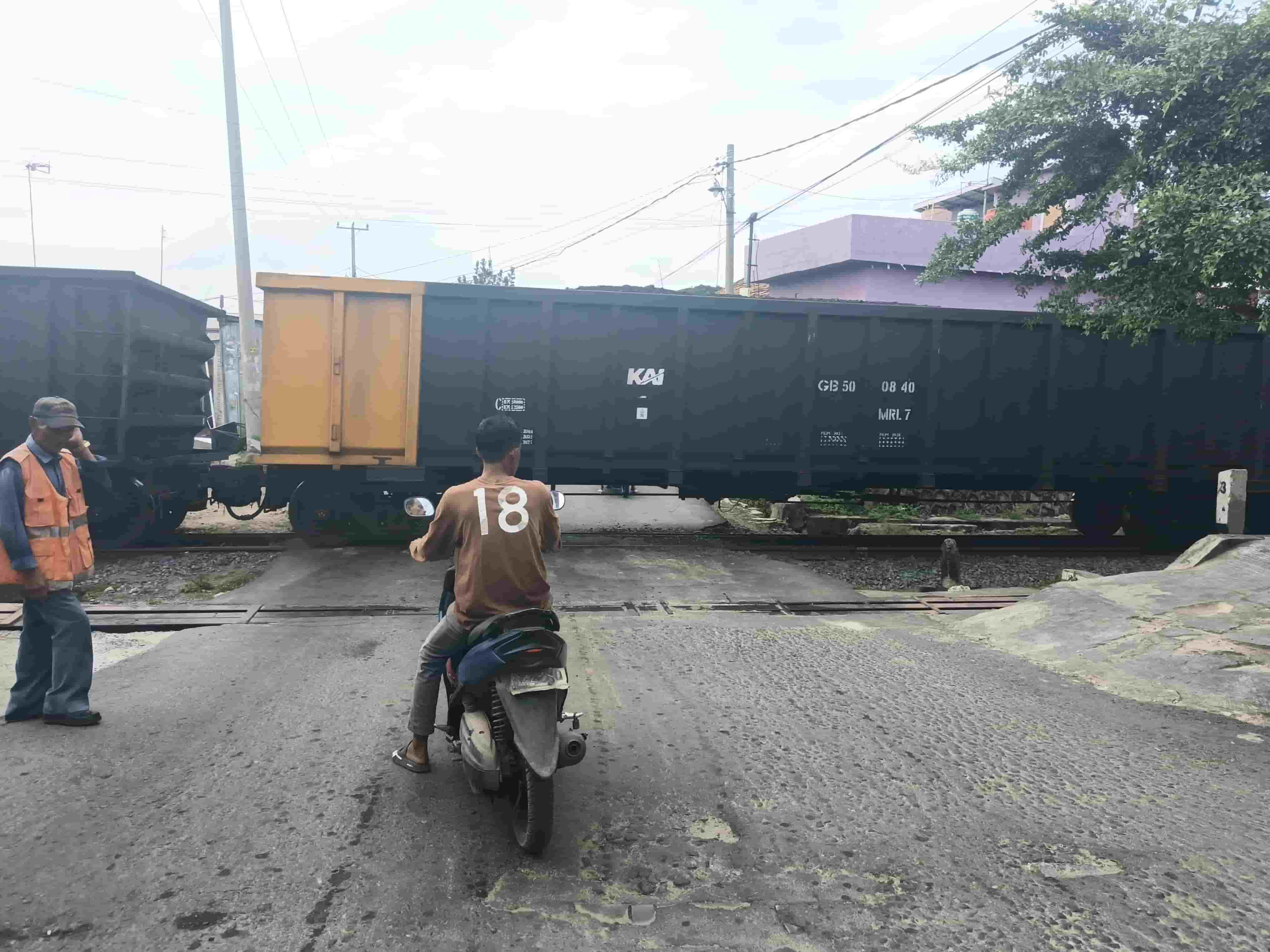 Perlintasan Kereta di Panjang Minim Pengaman
