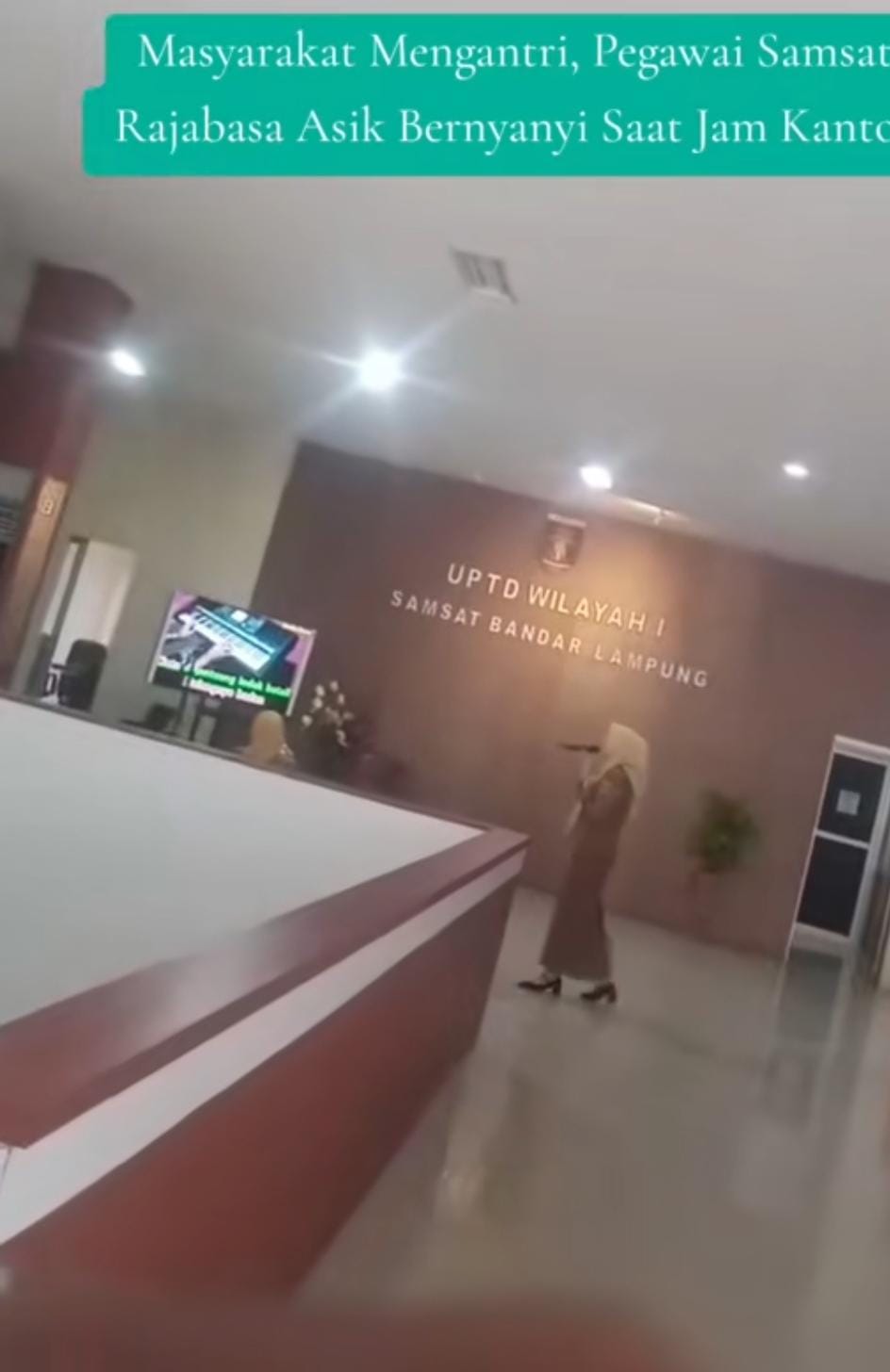 Kepala UPTD Samsat Rajabasa Klarifikasi Video Viral Petugas Bernyanyi Saat Pelayanan