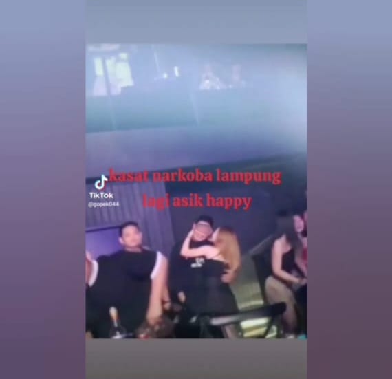 Viral! Oknum Perwira Polisi yang Mirip atau Diduga Kasat Narkoba Lamtim sedang Dugem dengan Wanita