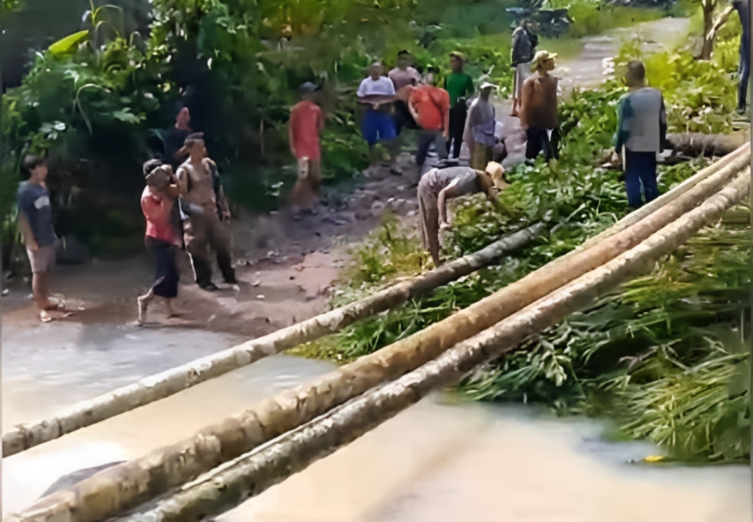 Warga Dusun Pancur Bangun Jembatan Sementara, Harapkan Pembangunan Jembatan Permanen yang dijanjikan