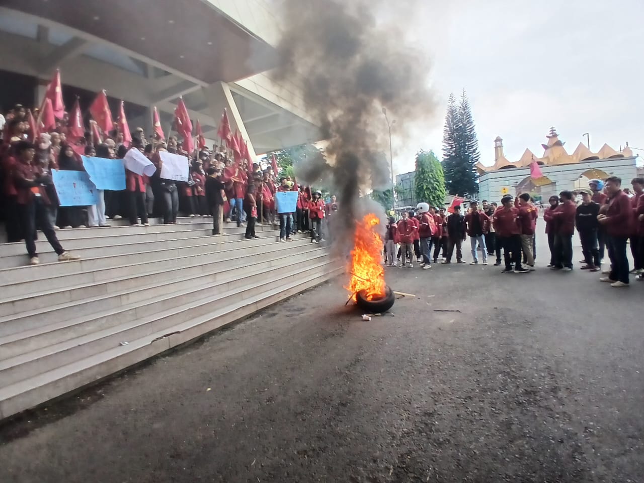 Ratusan Mahasiswa IMM Lampung Gelar Aksi Bela Petani Singkong, Terjadi Kericuhan di Depan Kantor DPRD