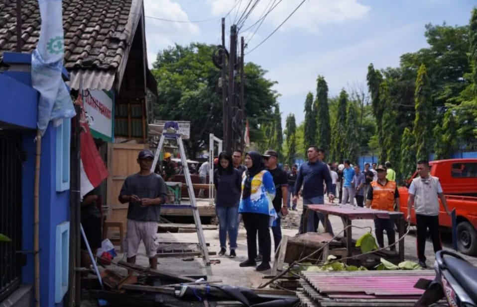 Drainase Tersumbat Lumpur, Pemkot Bandar Lampung Lakukan Pembongkaran dan Pembersihan