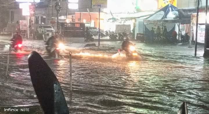 Hujan Deras Rendam Jalan Ki Maja