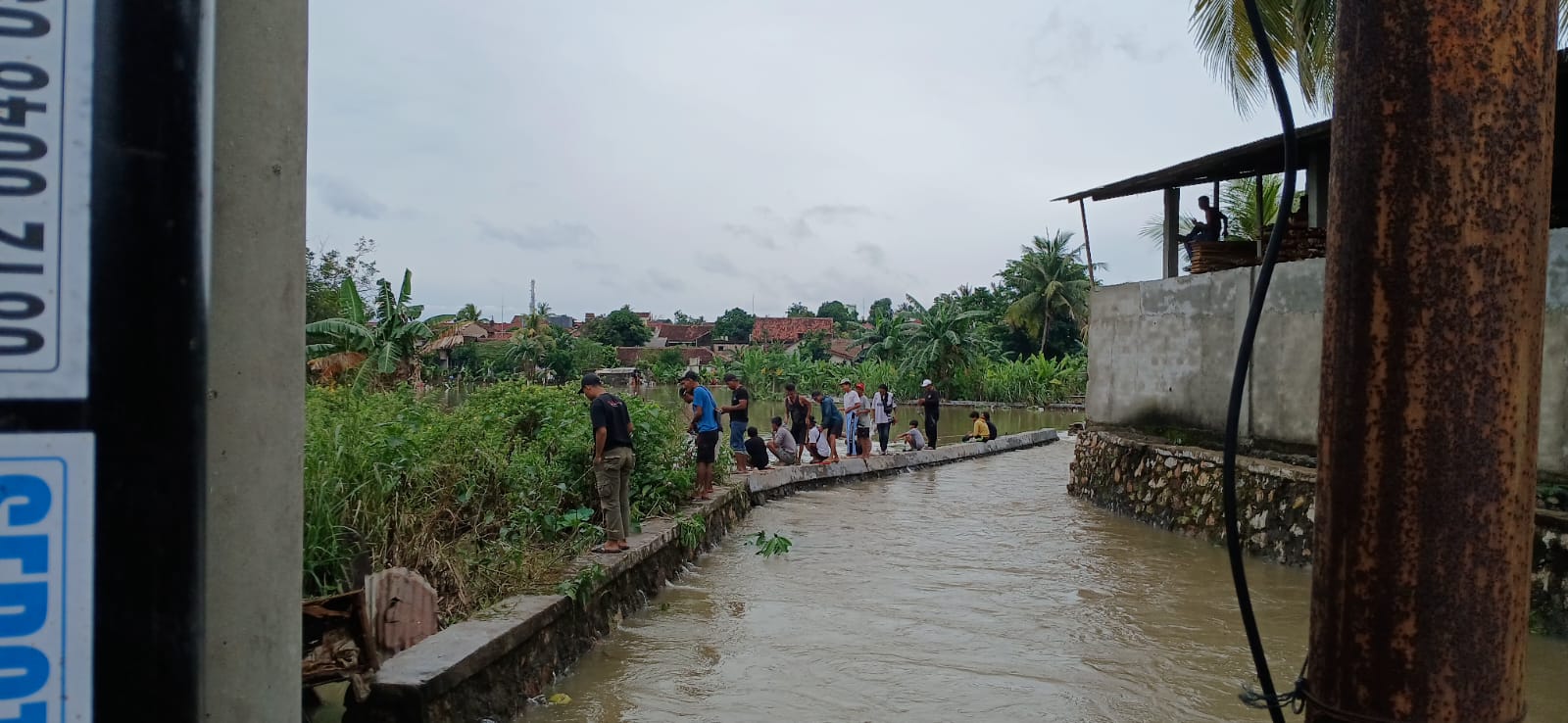 Pasca Banjir, Warga Ramai-Ramai Memancing di Jalan RA Basyid