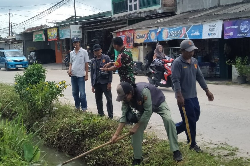 Warga dan Aparat Kelurahan Sukarame Baru Bersihkan Drainase
