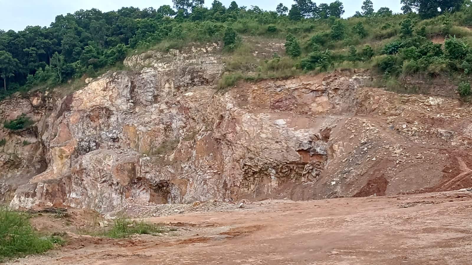 Dua Lokasi Tambang Tanah Ilegal Resmi Disegel