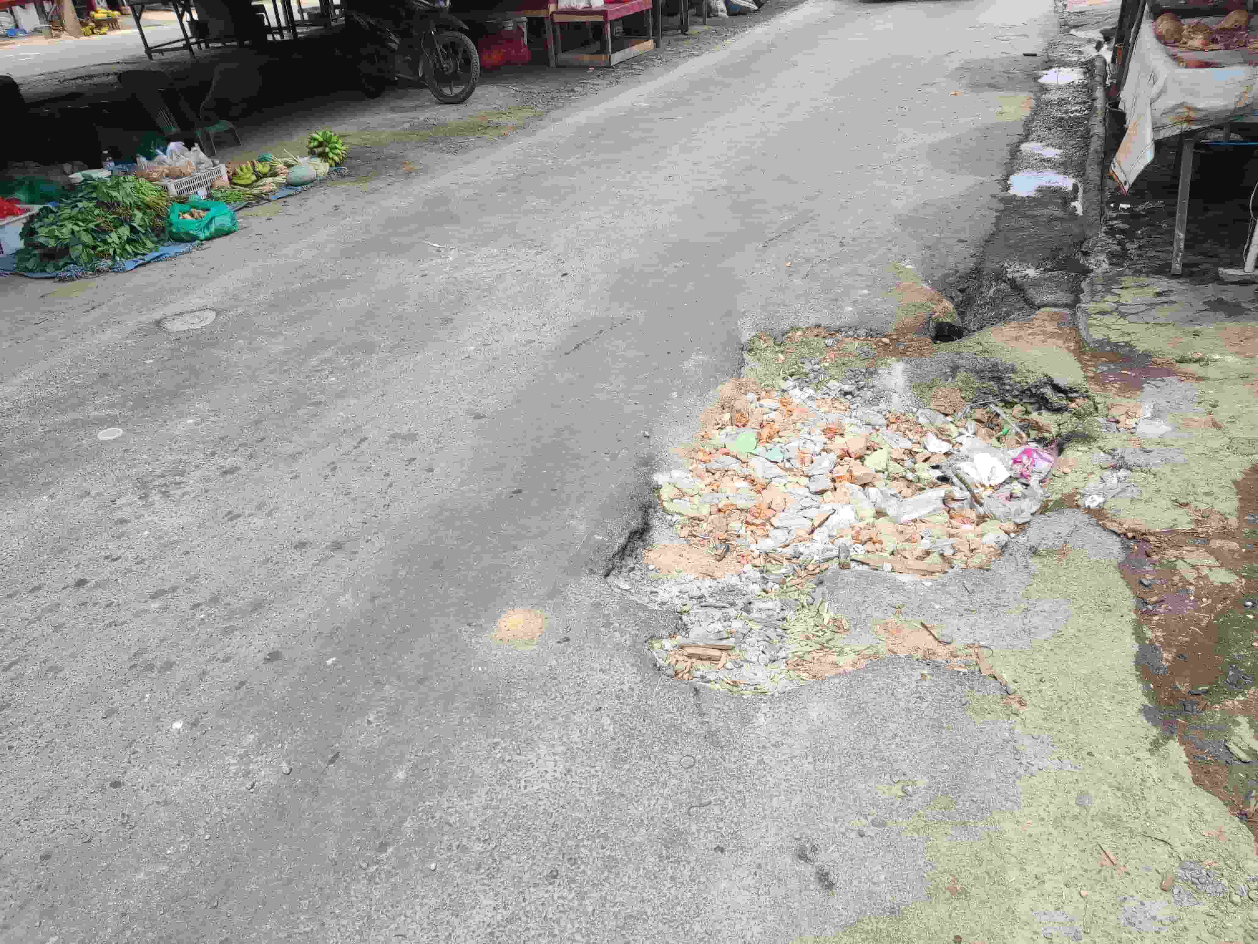Jalan Bergelumbang di Jl. R.A. Basyid Labuhan Dalam Membahayakan Pengendara