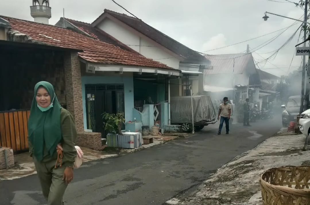 Camat Langkapura Pimpin Fogging di Bilabong Jaya, Tekan Kasus DBD