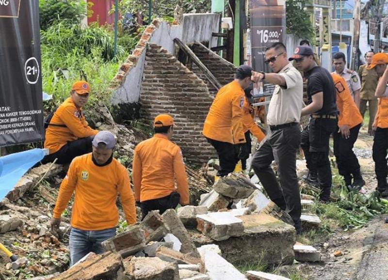 Cuaca Ekstrem, Dua Pohon Tumbang di Depan Stadion Pahoman Bandar Lampung
