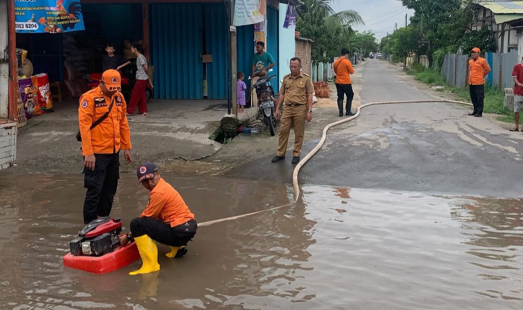 Camat Sukarame dan Warga Bersihkan Genangan Air di Jalan Pulau Damar