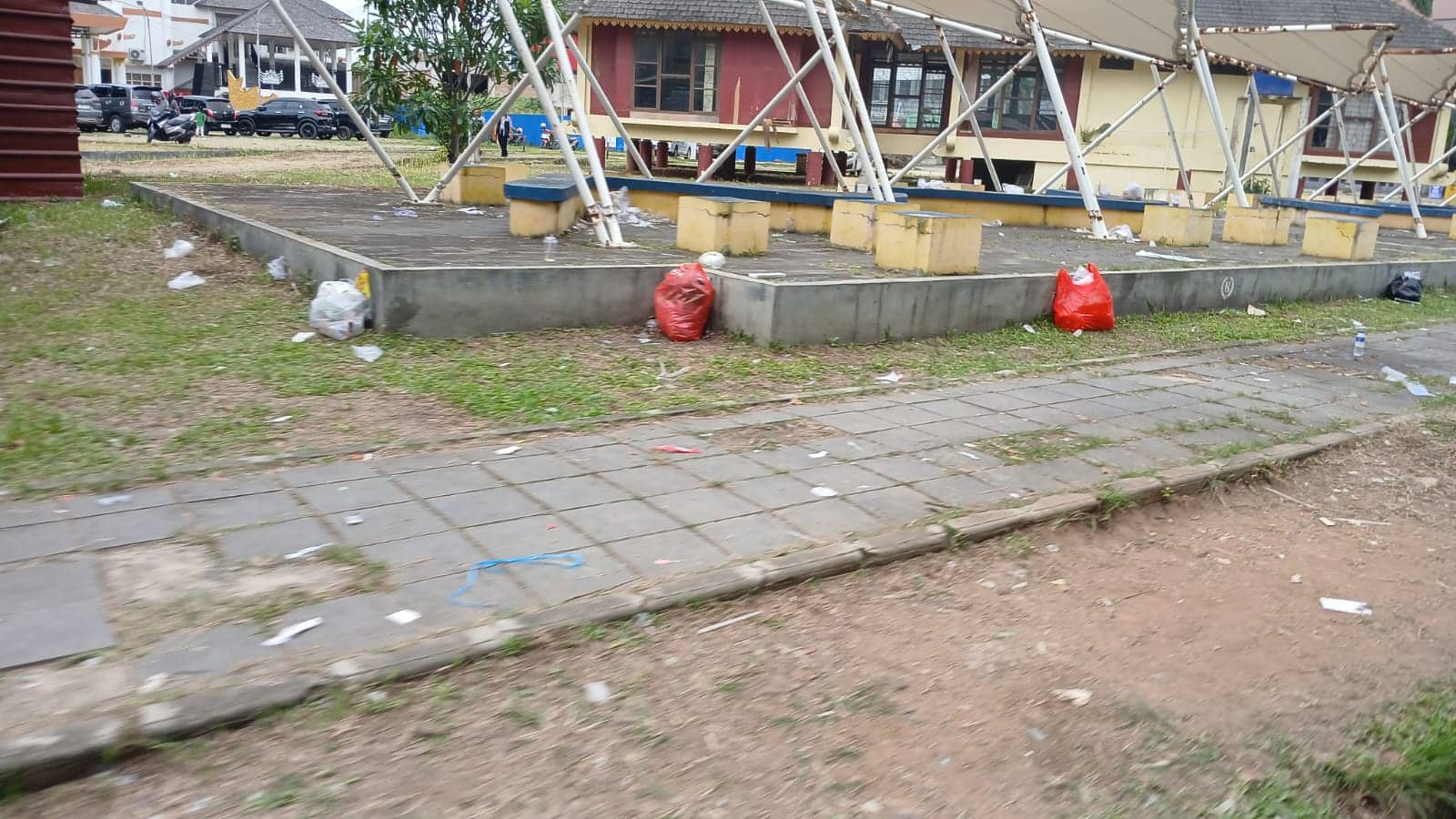 Sampah Berserakan di Halaman Pekor Way Halim, Pengunjung Keluhkan Kebersihan