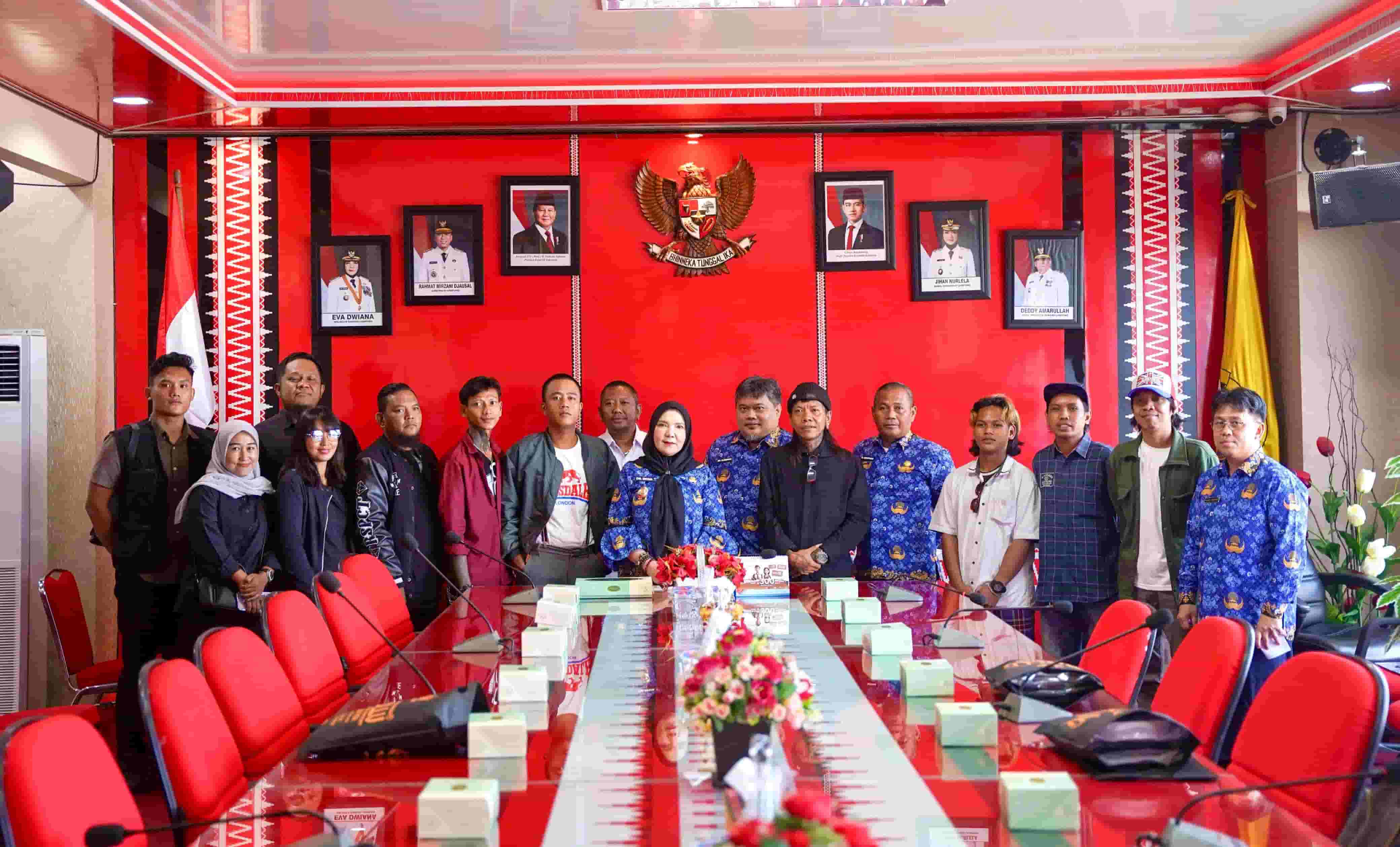 Eva Dwiana Berangkatkan Seniman Mural ke Tanah Suci