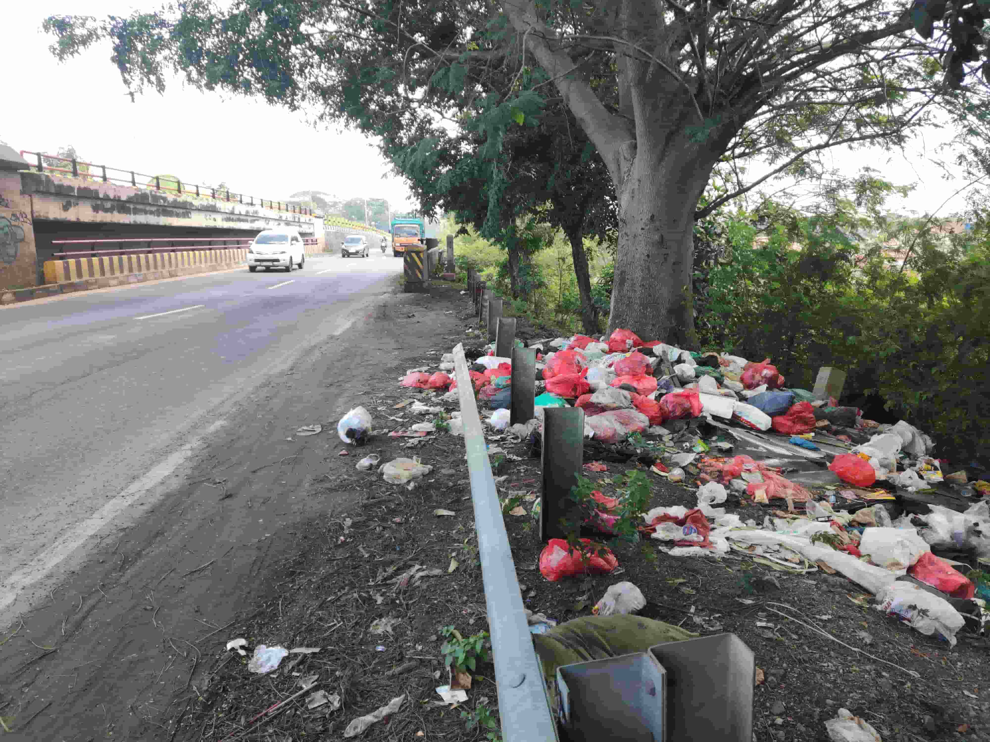 Tumpukan Sampah Cemari Jalan Bypass Raya Bandar Lampung