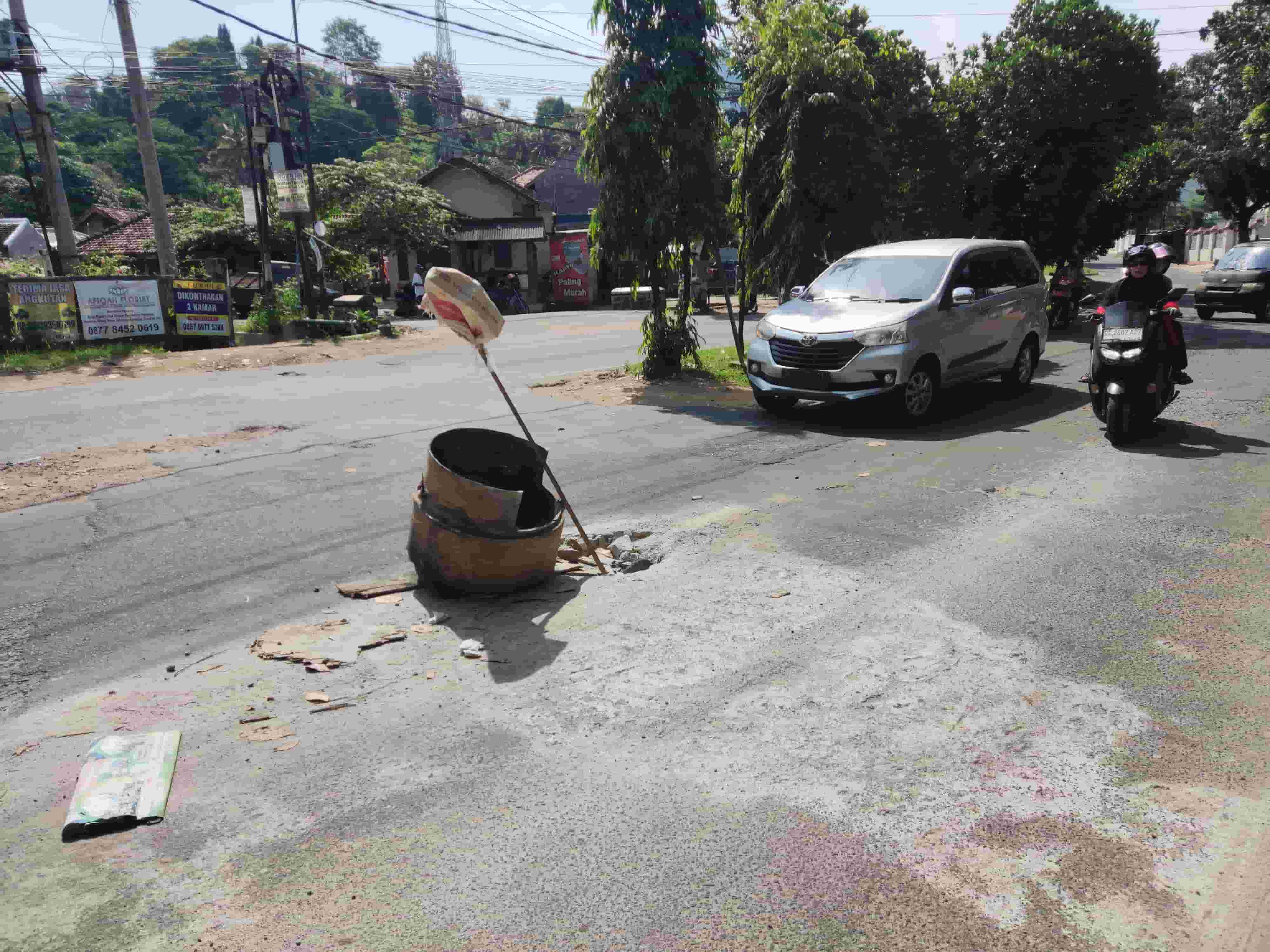 Drum Jadi Rambu Darurat: Solusi Warga Hadapi Jalan Rusak yang Membahayakan