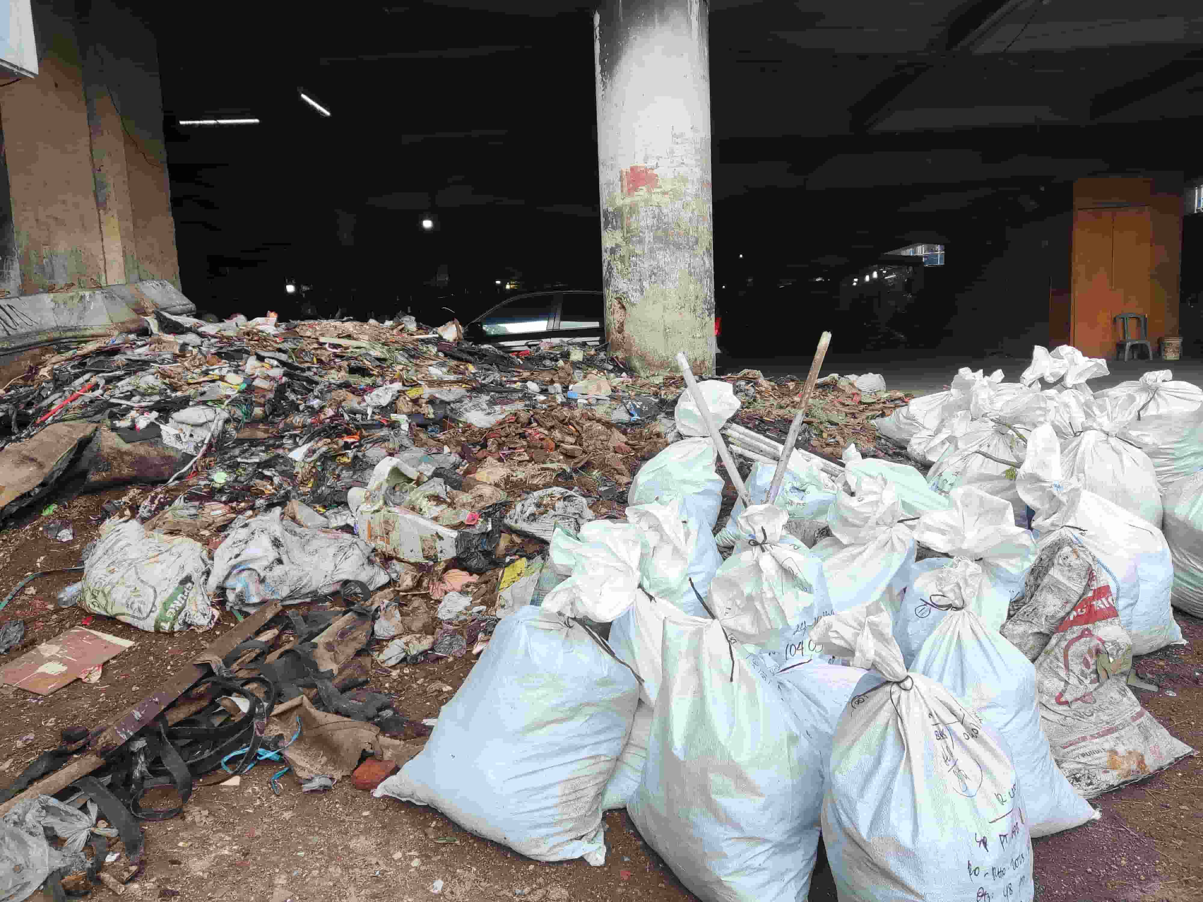 Tumpukan Sampah di Bawah Mall Ramayana  Kian Meresahkan