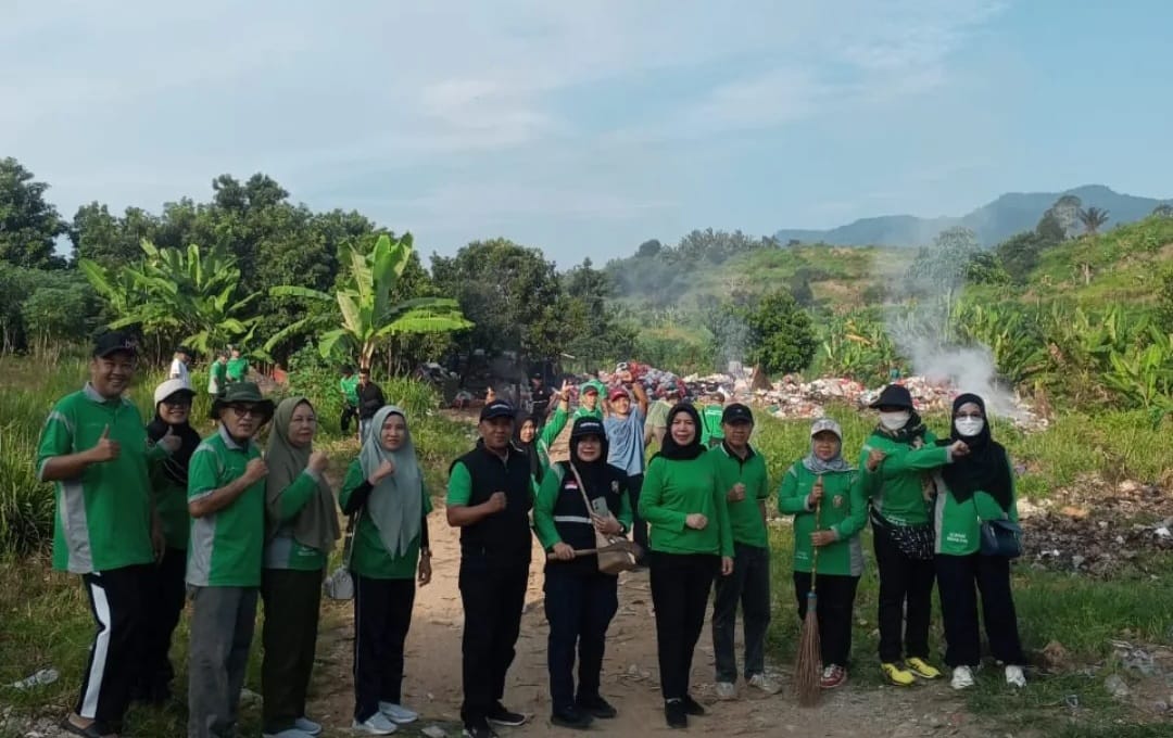 Camat Kemiling Pimpin Aksi Bersih-Bersih di TPS Beringin Raya