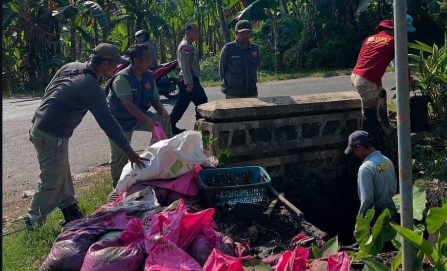 Lurah Sukarame II Bersama PU SDA Bersihkan Drainase Tersumbat