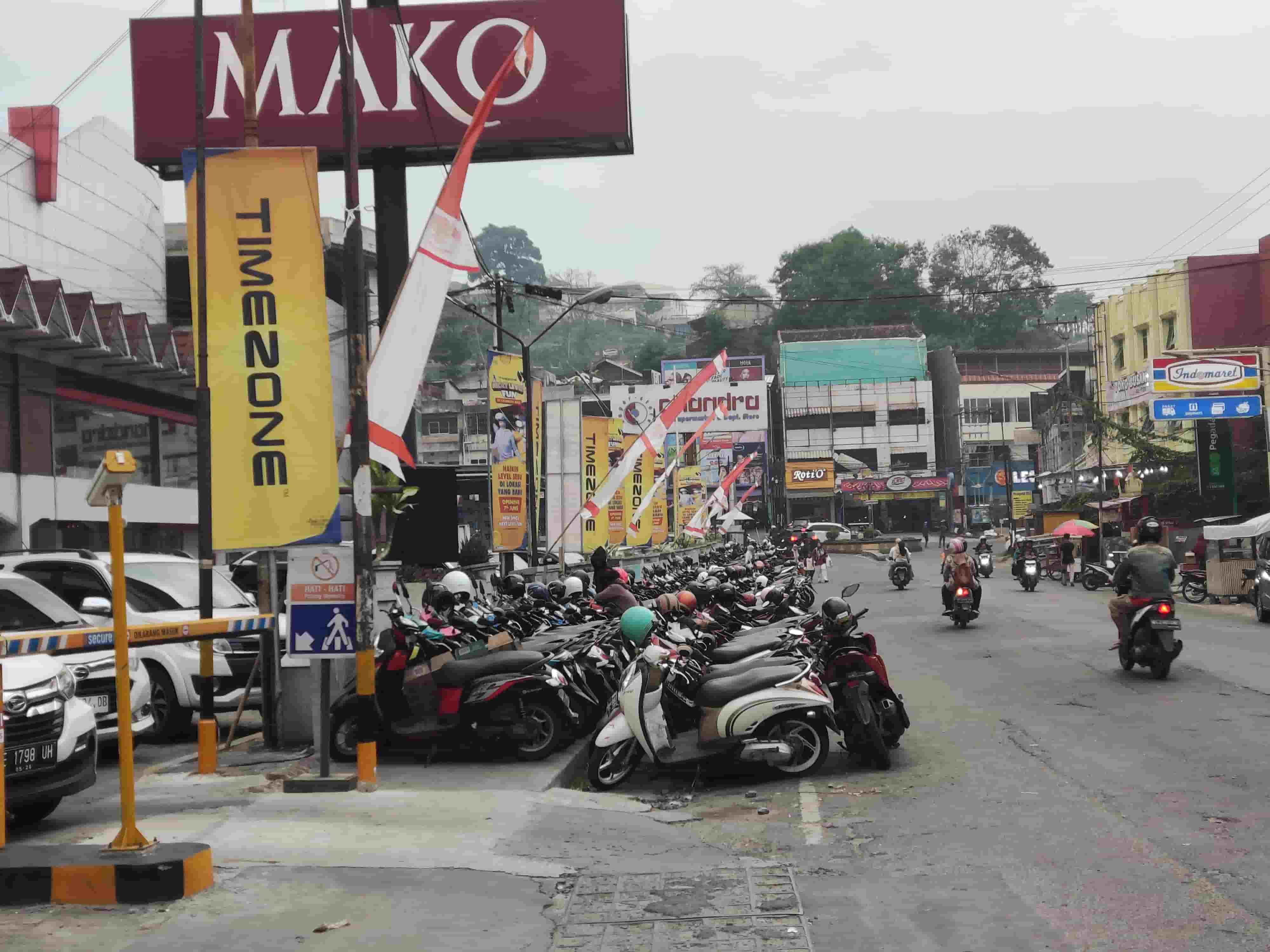 Macet Setiap Hari, Bahu Jalan di Depan Mall Chandra Dijadikan Lahan Parkir