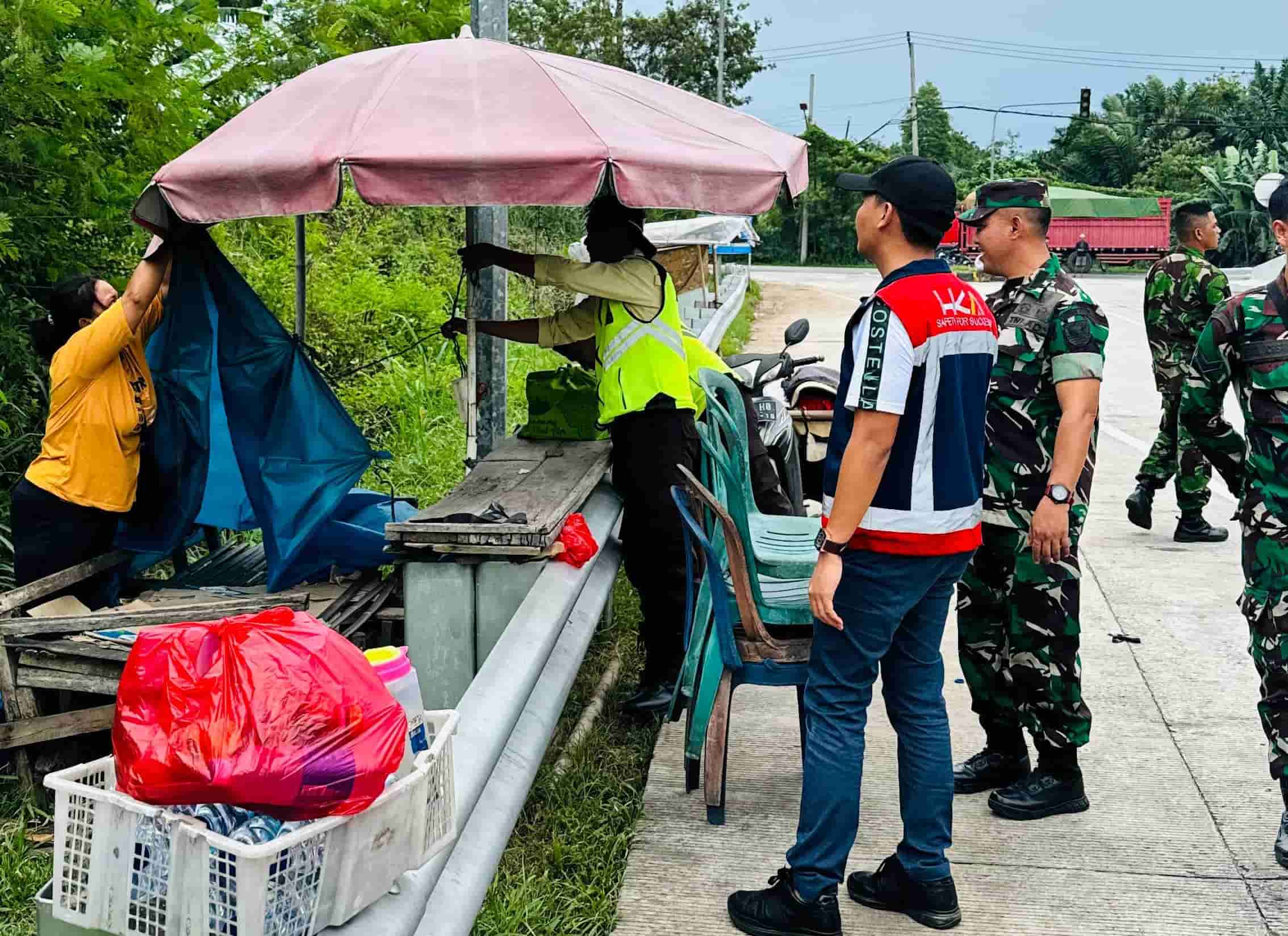 PT Hakaaston Lakukan Sterilisasi Bertahap Area PKL di Ruas Tol Bakter