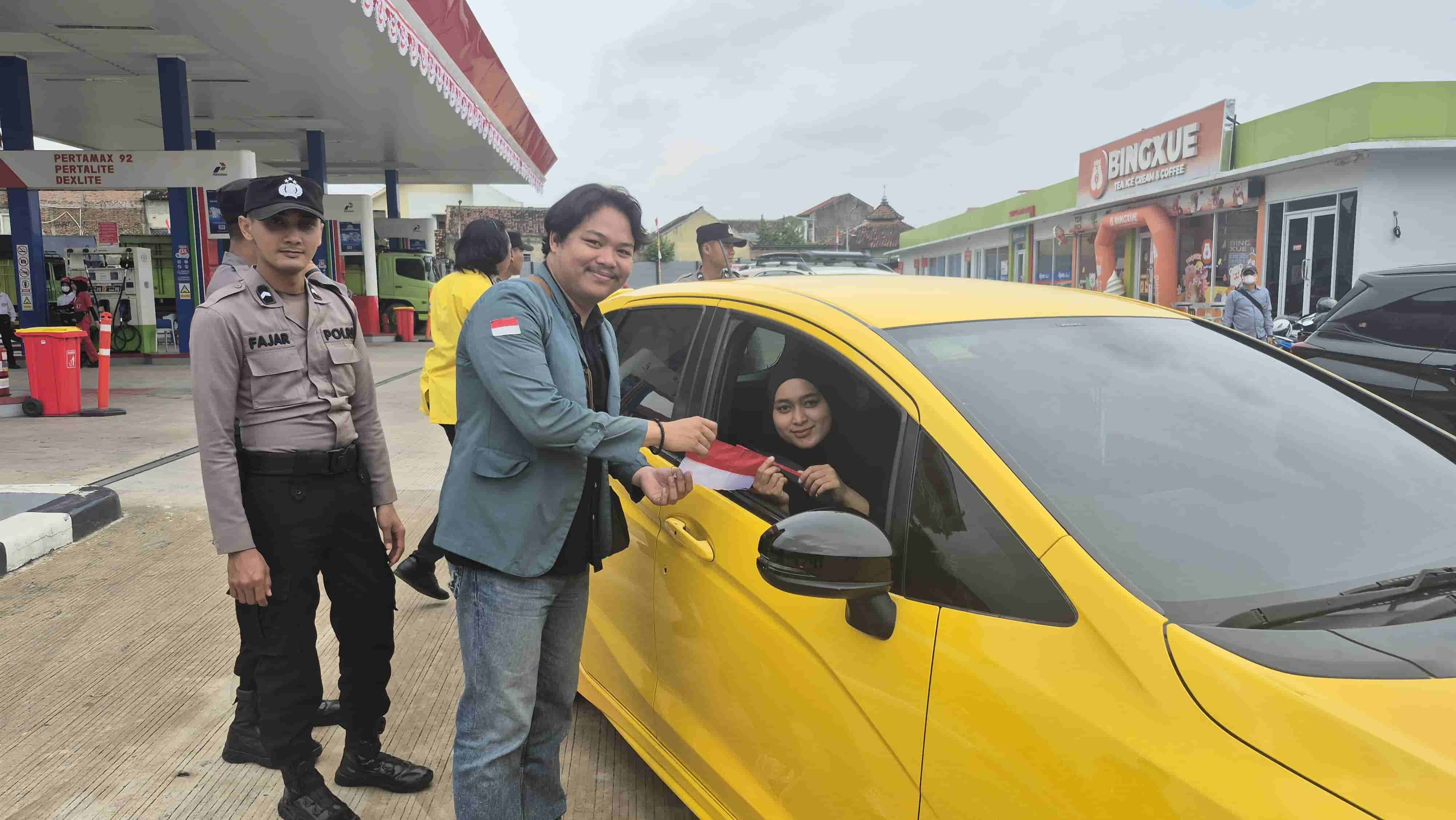 Polri dan Mahasiswa Bagikan Ratusan Bendera Merah Putih di Jalan Ryacudu