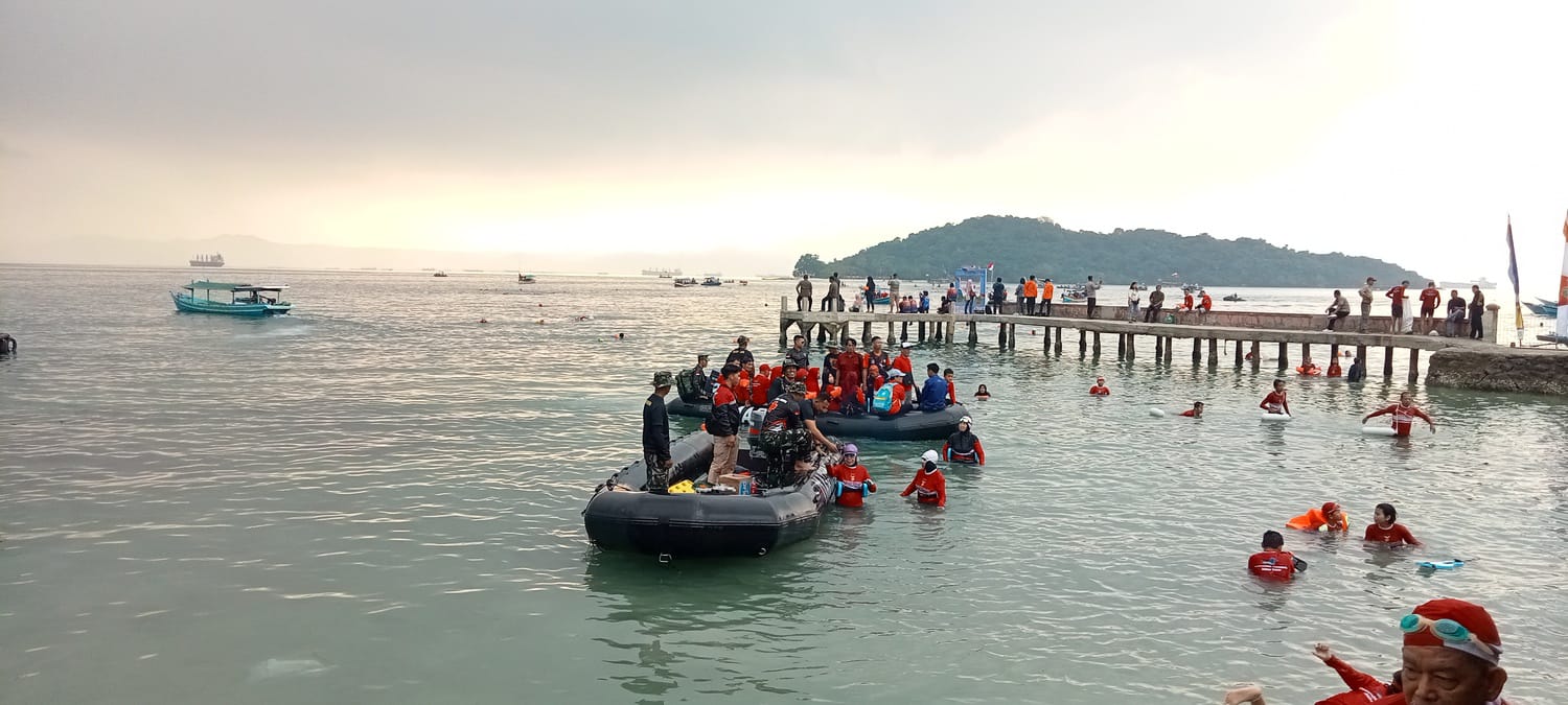 Lampung Kibarkan Bendera Merah Putih di Permukaan Laut