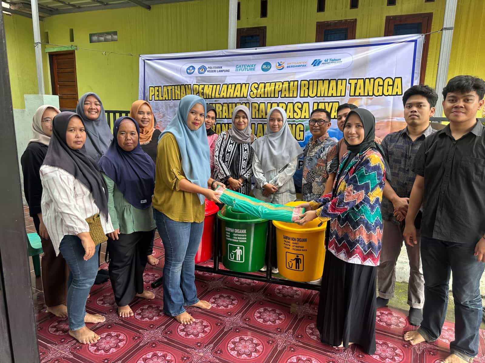 Pelatihan Pemilahan Sampah Rumah Tangga untuk Warga Rajabasa Jaya oleh Dosen Politeknik Negeri Lampung
