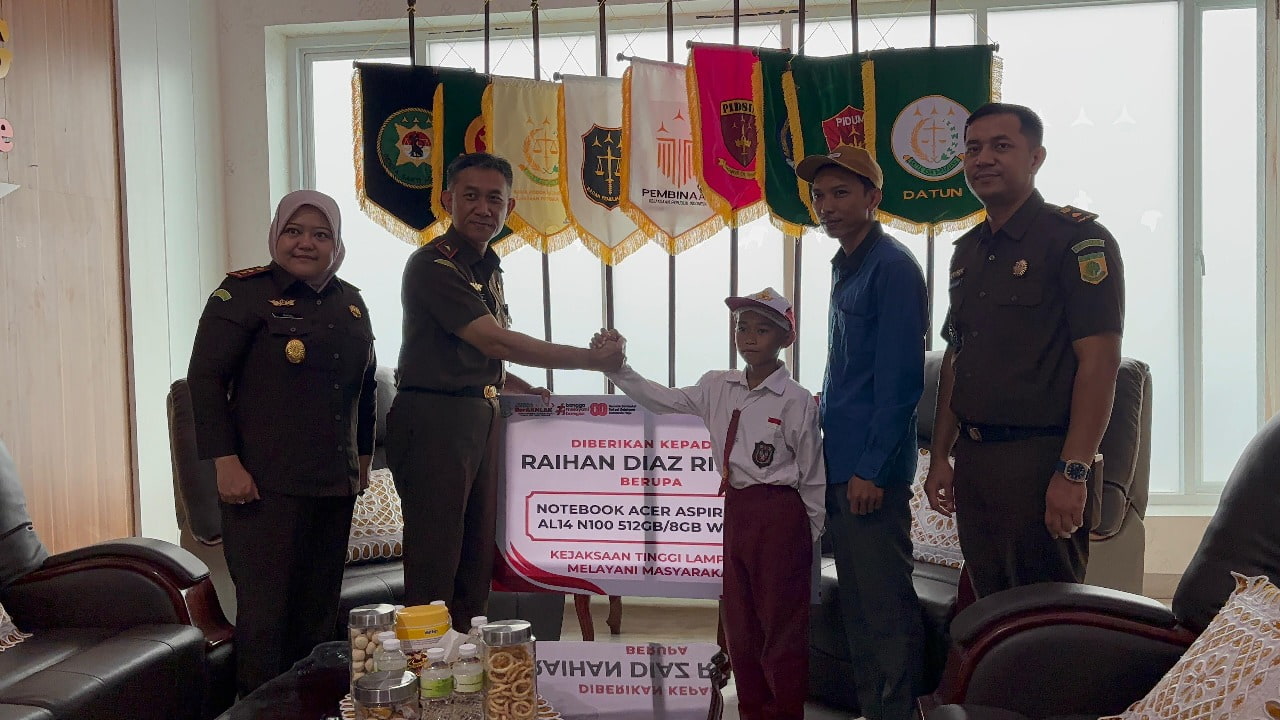Dari Tiang Bendera ke Masa Depan Cerah: Kajati Lampung Hadiahi Laptop untuk Pahlawan Cilik HUT RI