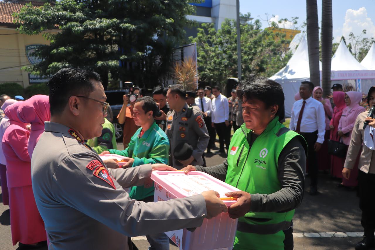 Ringankan Beban Warga, Kapolda Lampung Bagikan 50 Paket Sembako untuk Pekerja Informal