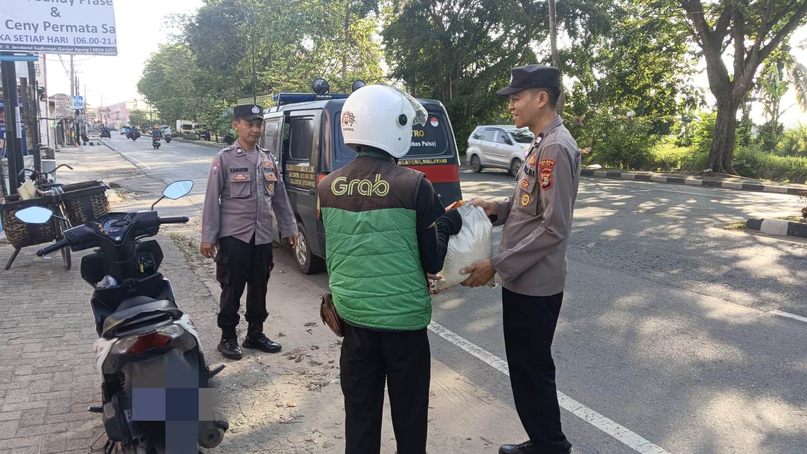 Polres Metro Jalin Silaturahmi dengan Ponpes Roudlatul Qur’an dan Serahkan Bansos untuk Driver Ojol-Warga