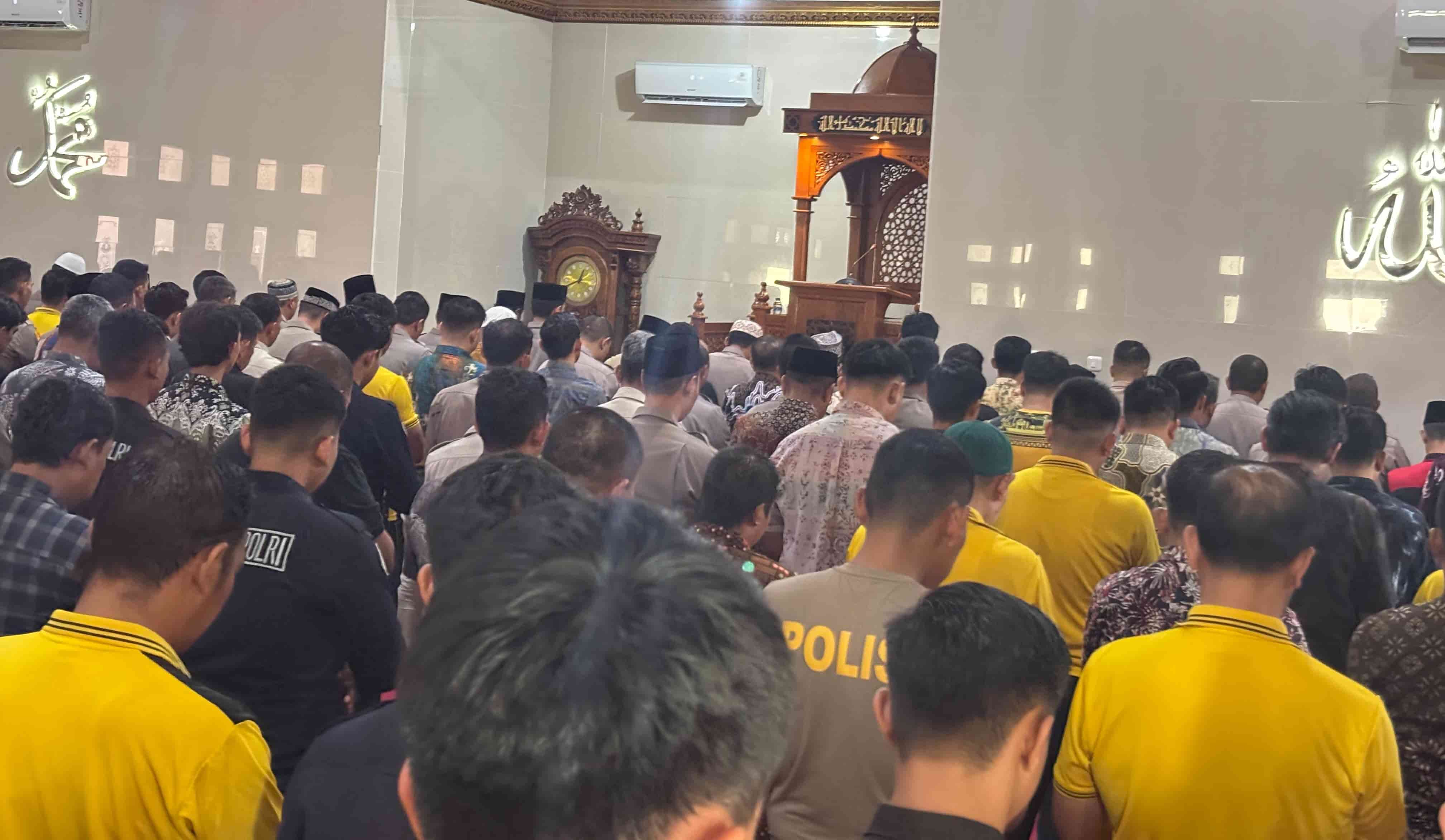 Kapolda Lampung Sampaikan Bela Sungkawa, Personel Polda dan Masyarakat Gelar Sholat Gaib