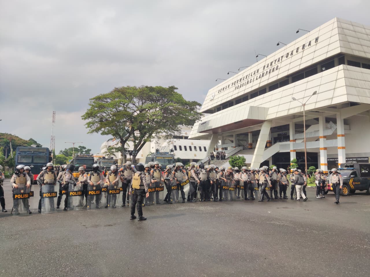 Aksi Demo Dipagari Kawat Berduri